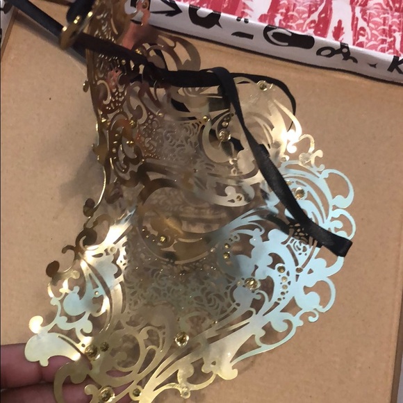 Mascaraed Mask - Picture 3 of 3